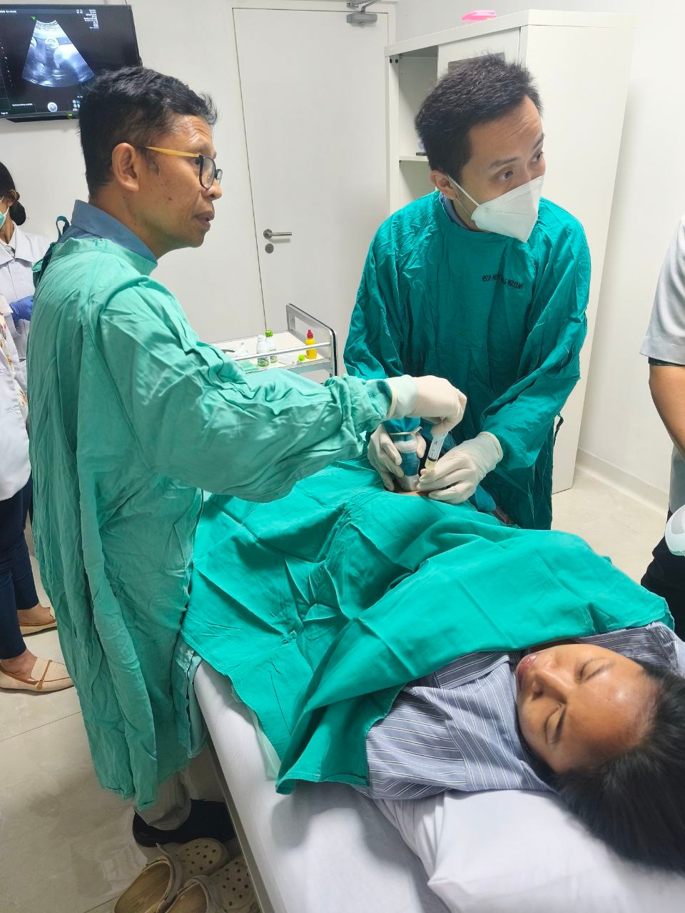 Prosedur Amniocentesis oleh peserta PPDS-2 Fetomaternal